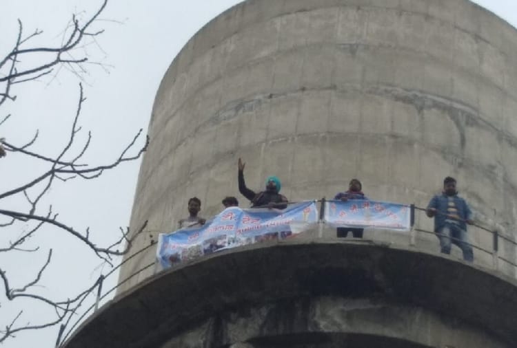 Unemployed teacher climbed on tank hold petrol and Sulfas in hand in Patiala