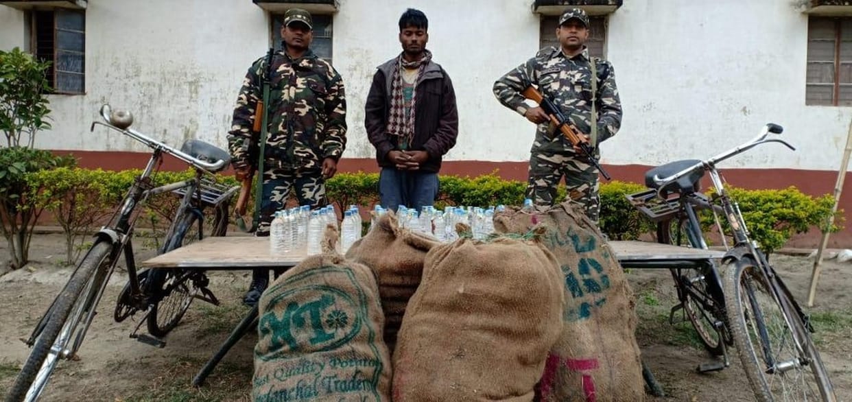 952 शीशी   नेपाली शराब के साथ तीन गिरफ्तार