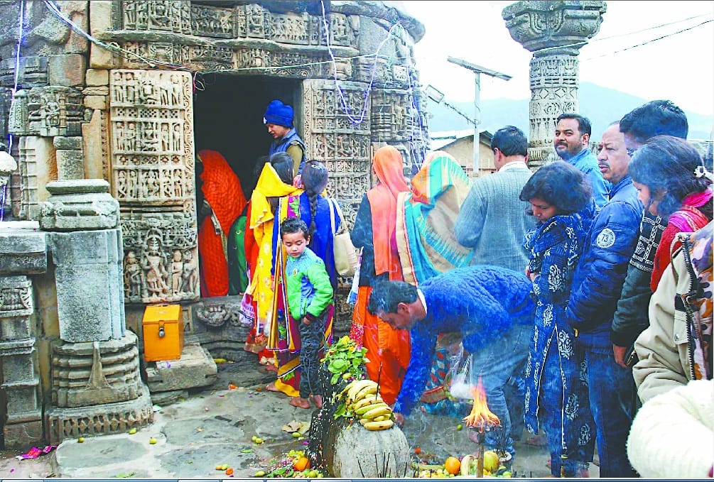 People worships on Mahashivratri