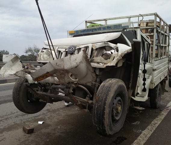 Collision pick up with a standing truck, three wounded