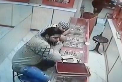 alambagh jewellery shop robbery no clue of robbers