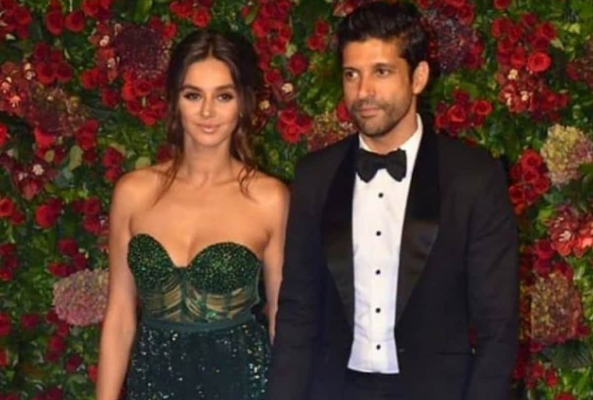 Farhan Akhtar shares photos of rings with Shibani Dandekar