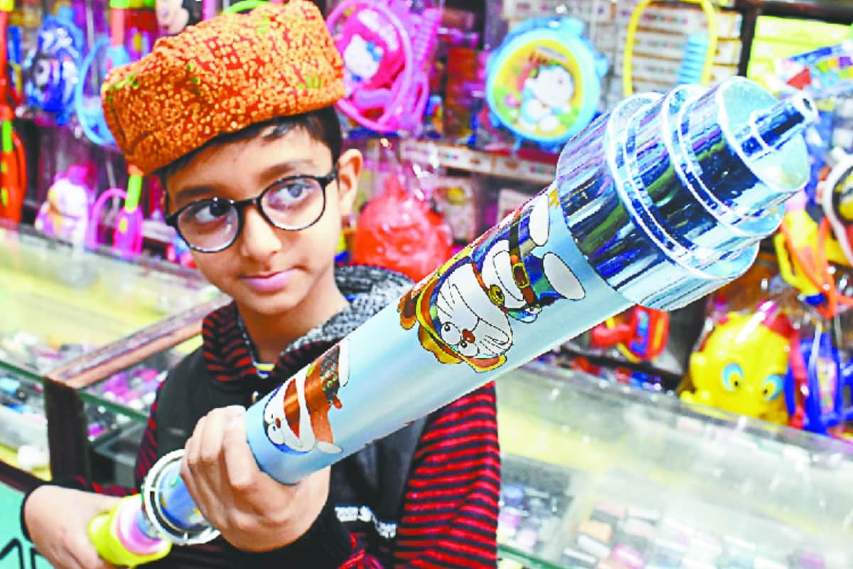 #Airstrike: tanks and missiles Water gun is being sell for holi in the Market, this is the reason