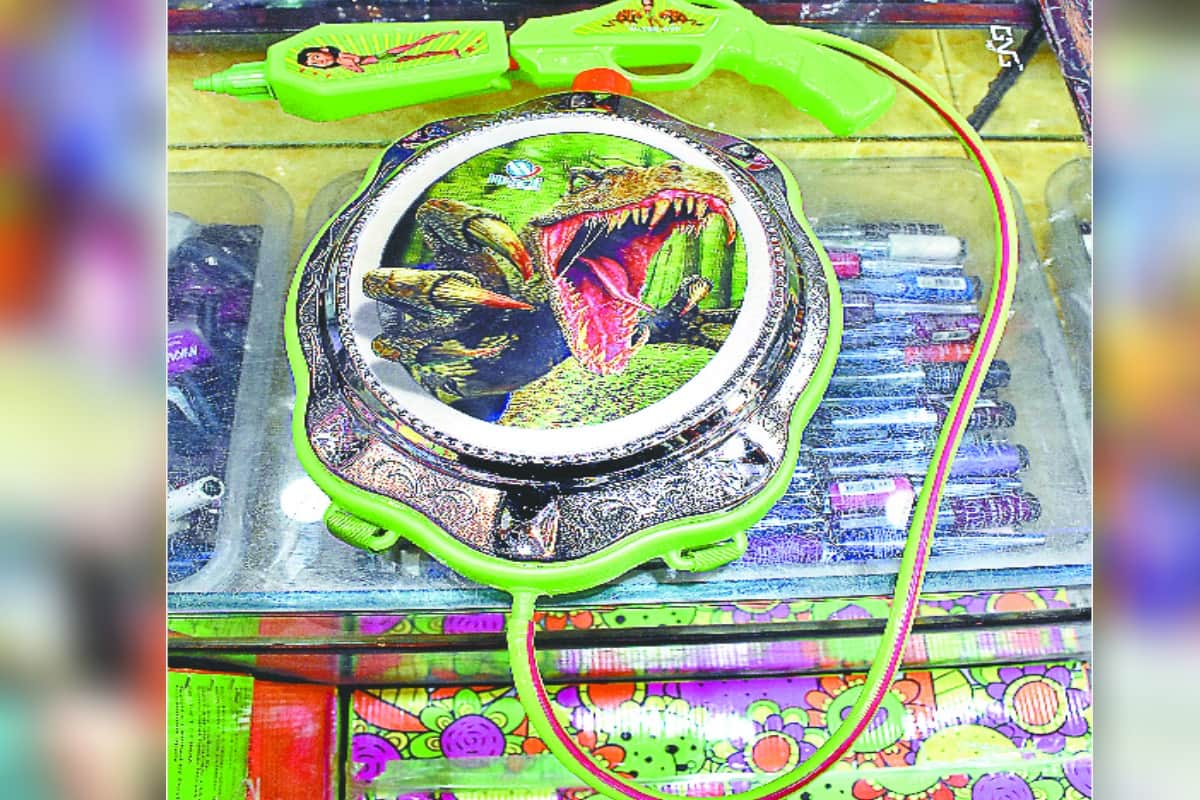 #Airstrike: tanks and missiles Water gun is being sell for holi in the Market, this is the reason