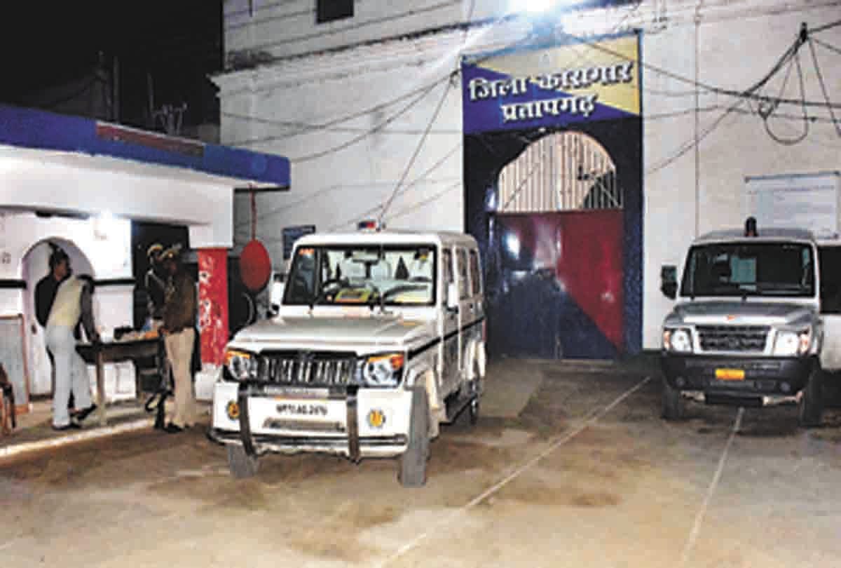 Pratapgarh: On the convicted hunger strike of two barracks in the district jail