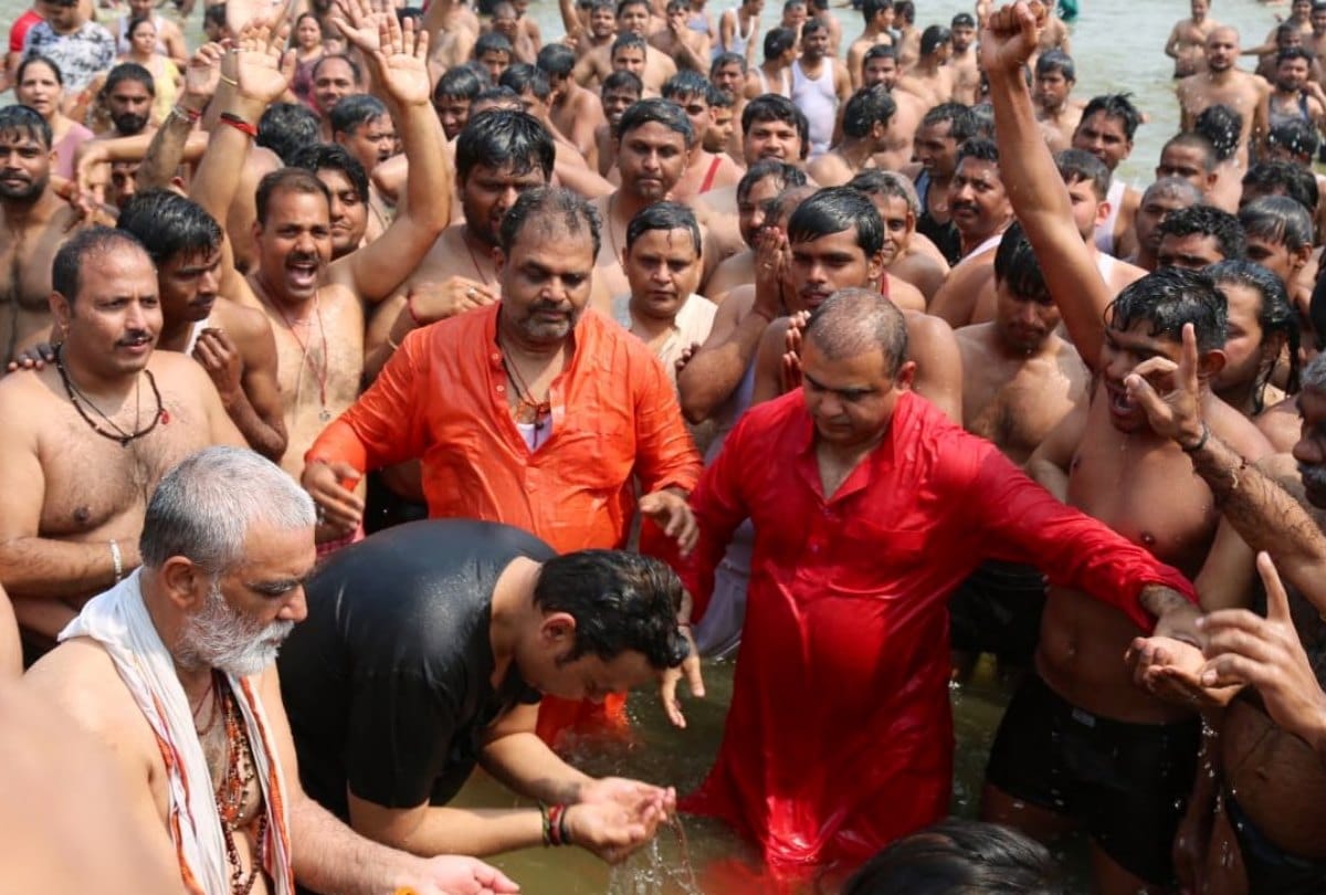 Maharashtra CM Devendra Fadnavis and Union Health Minister JP Nadda holy dip in sangam