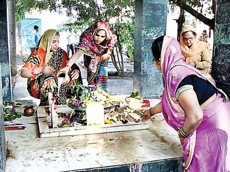The queue of devotees in the court of Bhola