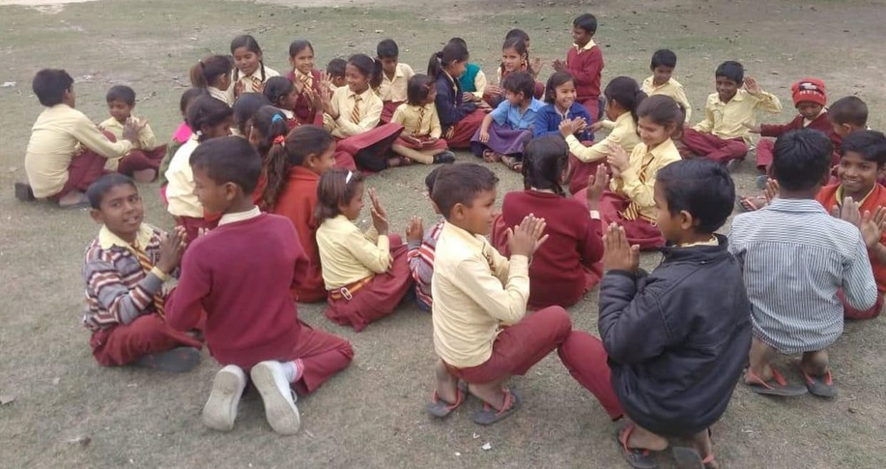 ‘टॉफी वाले बाबा’ का इंतजार कर रहे चौक बाजार के बच्चे