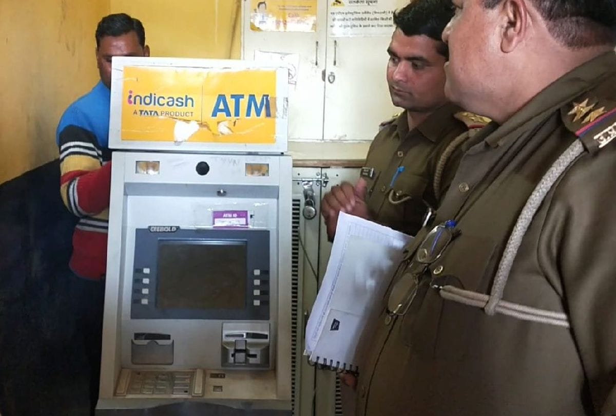 thieves trying to break another ATM in Fatehpur Sikri