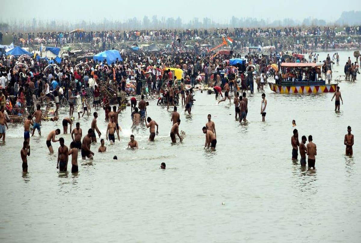 sharad purnima devotees take holy dip in ganga