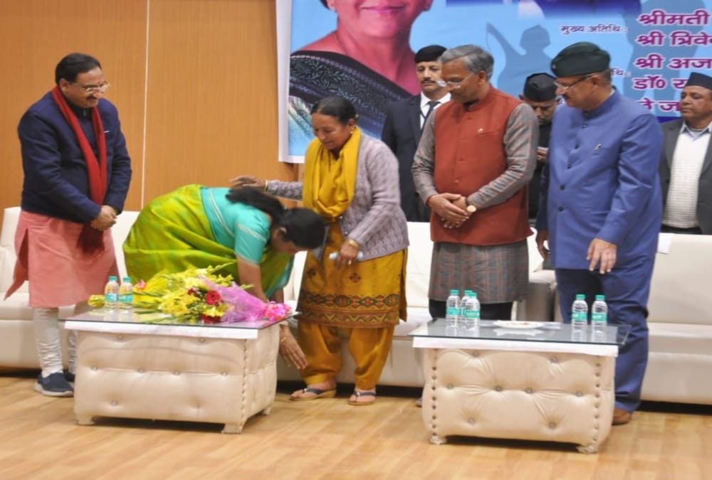 Defense minister Nirmala sitharaman Touched war widows feet for honour in dehradun 
