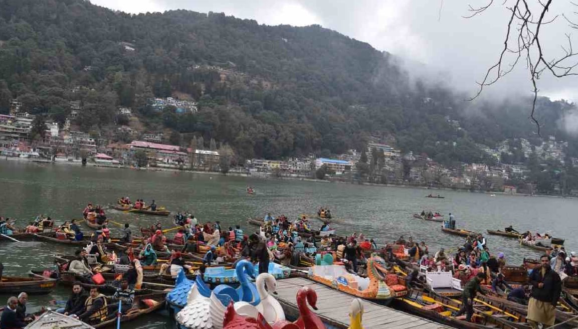 Delhi tourist ruckus with police after stop boating without Life jacket in naini lake