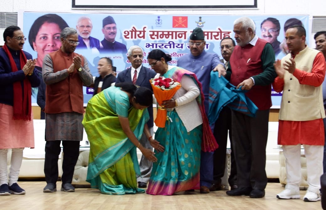Defense minister Nirmala sitharaman Touched war widows feet for honour in dehradun 