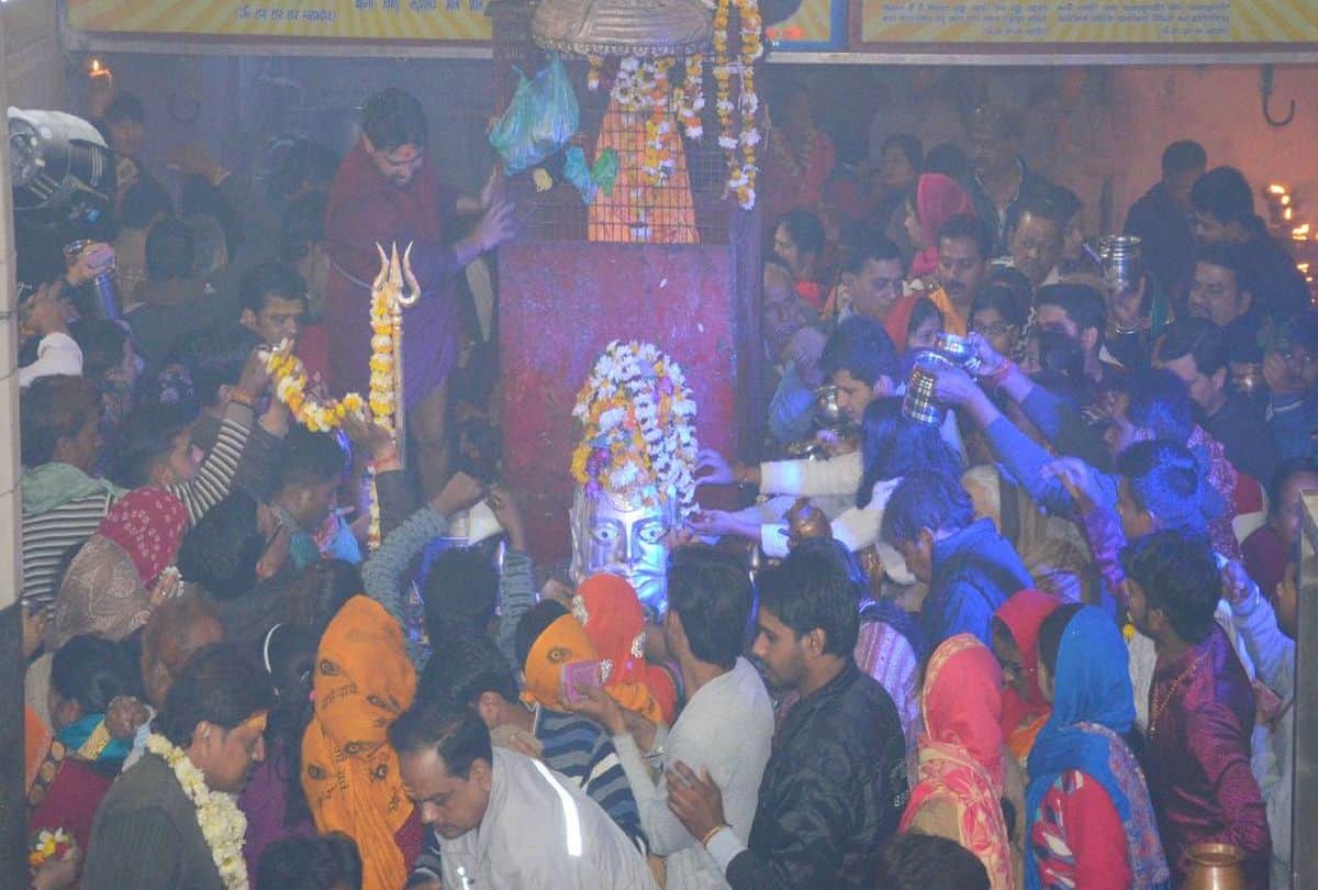 devotees gathering for performs shiv puja in temples