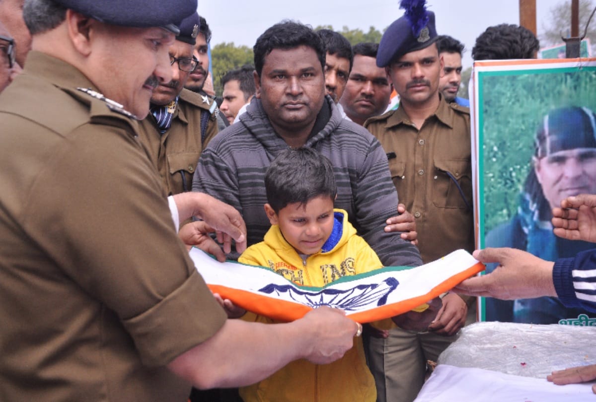 kupwara encounter martyr vinod kumar wife kisses his forehead son salutes say jai hind with mother