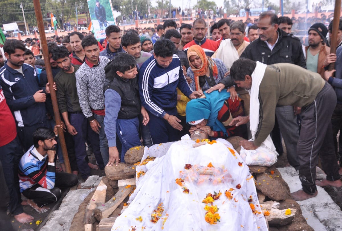 kupwara encounter martyr vinod kumar wife kisses his forehead son salutes say jai hind with mother