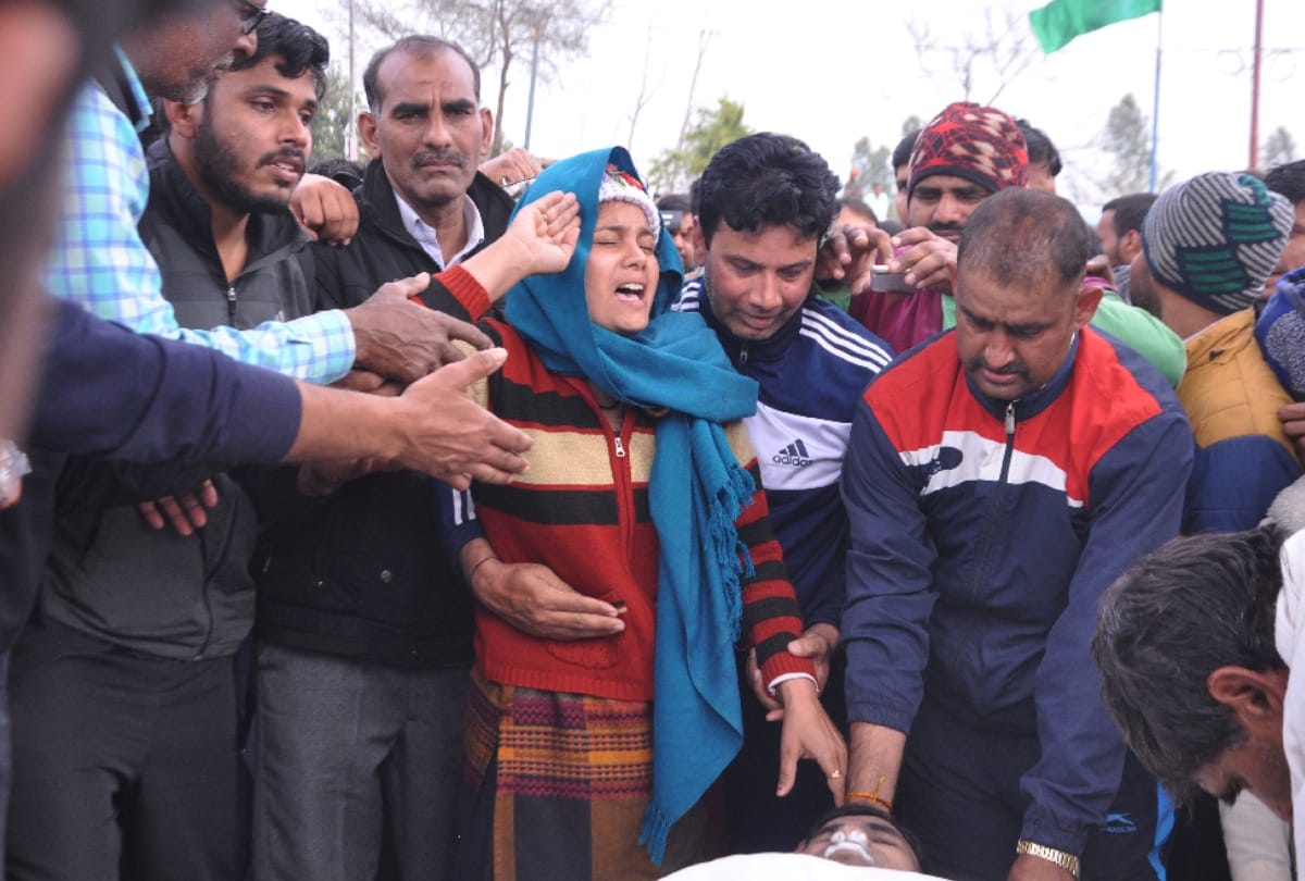 kupwara encounter martyr vinod kumar wife kisses his forehead son salutes say jai hind with mother