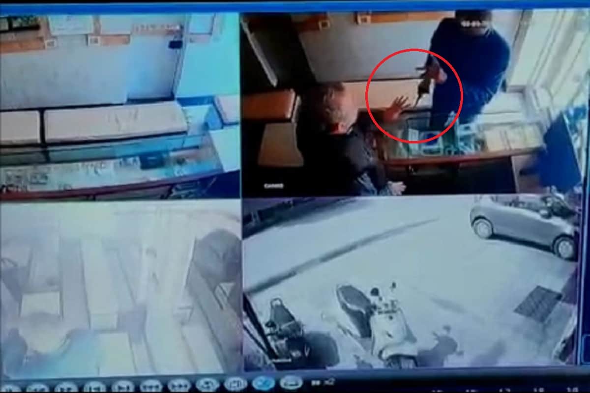 Looted in jewellery showroom at Meerut and, Victims warned SP City