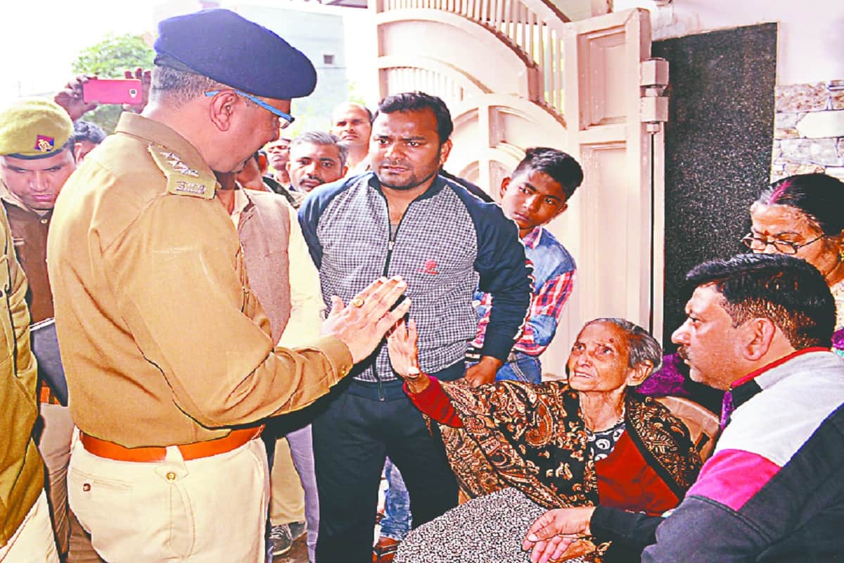 Looted in jewellery showroom at Meerut and, Victims warned SP City