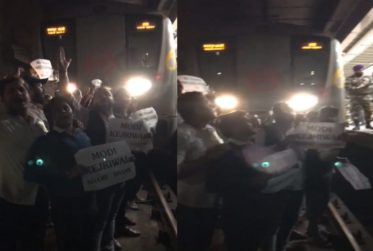 NSUI halts delhi metro at vishvidhyalya metro station raising the demand of metro concession pass