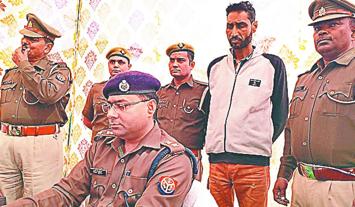 truck me chipkar laai jaa rahi sharaab