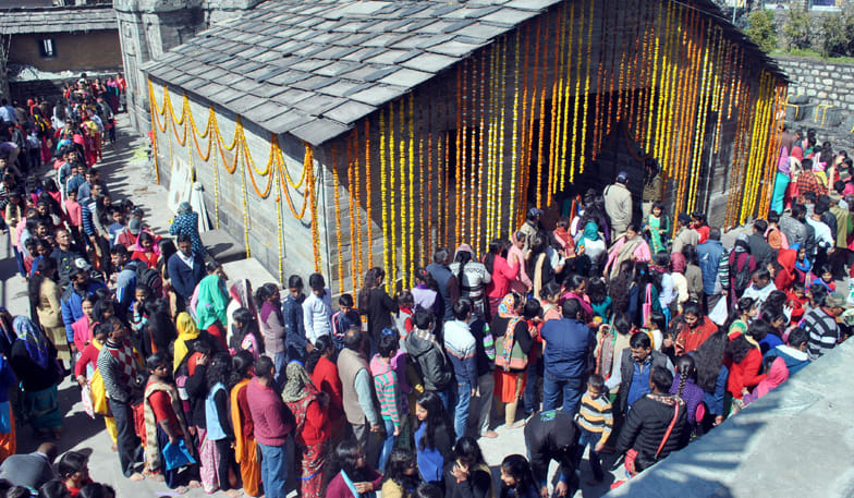 शिवमंदिरों में उमड़ी आस्था, बम-बम भोले के जयकारों से गूंज उठे शिवालय