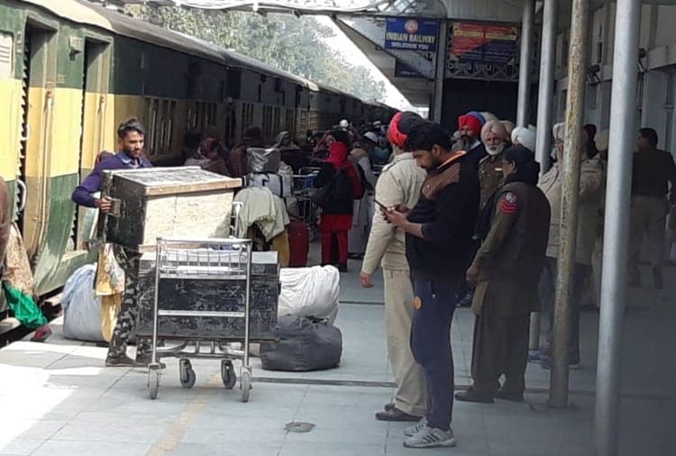 Indian Airforce Air Strike in Pok, Samjhauta Express Arrived at Attari Border