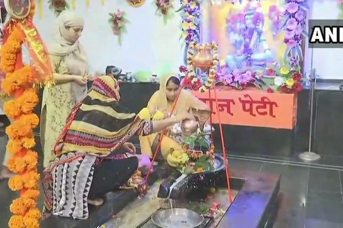 Devotees are offering prayers to Lord Shiva on the occasion of Maha Shivratri