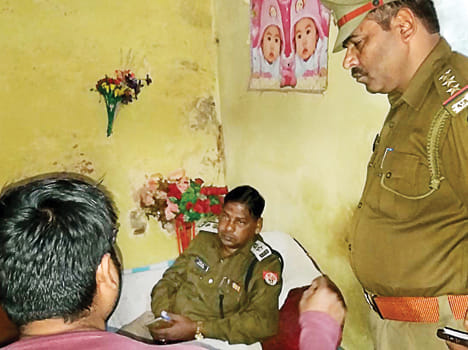 Theft of lakhs of cloth businessman from the closed house