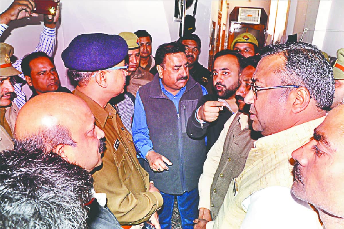Looted in jewellery showroom at Meerut and, Victims warned SP City