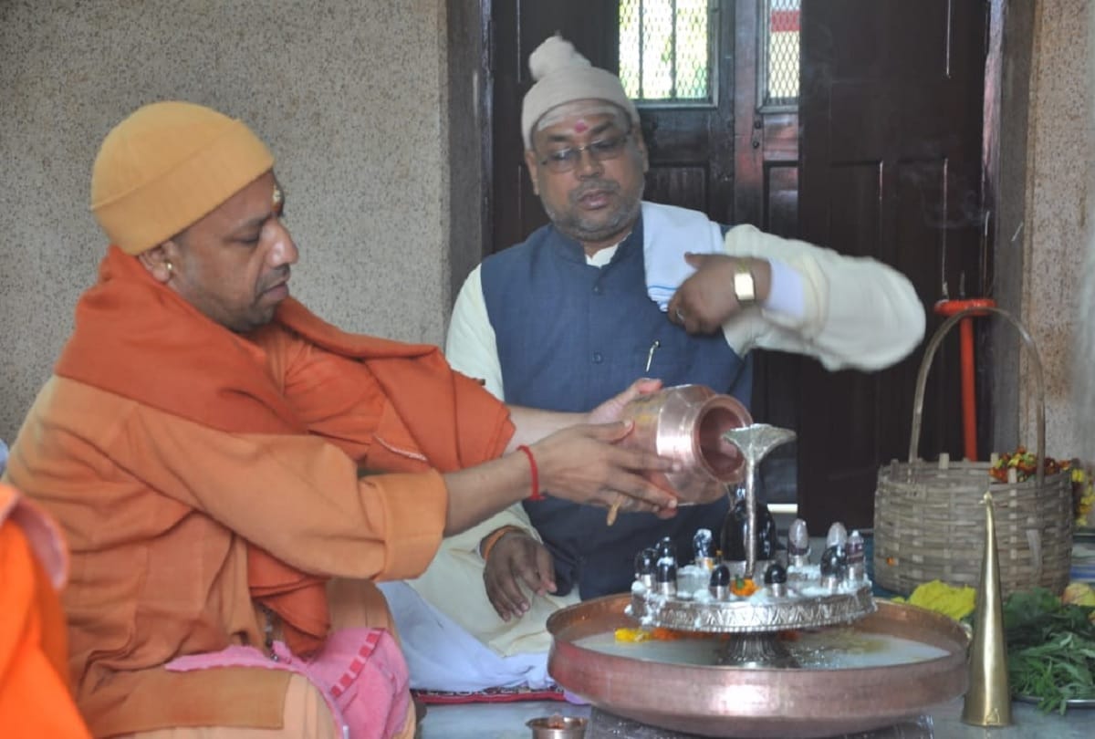mahashivratri 2019 yogi adityanath worshiped Lord Shiv in Gorakhnath mandir