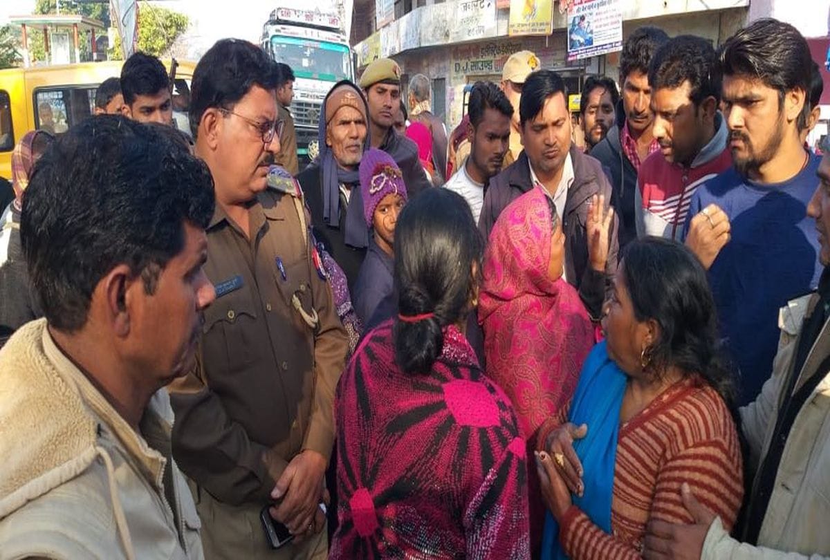 family member protest after lawyer death in kasganj