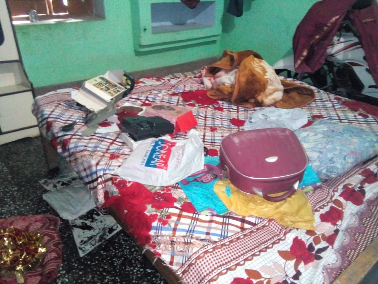 मकान के ताले तोड़कर दो लाख की नगदी व लाखों के जेवर चोरी