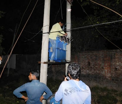 डीएम आवास की लाइट कटने की सूचना पर बिजली निगम के एसडीआे और पुलिस टीम मौके पर पहुंची। समझाने के बाद कर्मियों ने कनेक्शन जोड़ दिया।