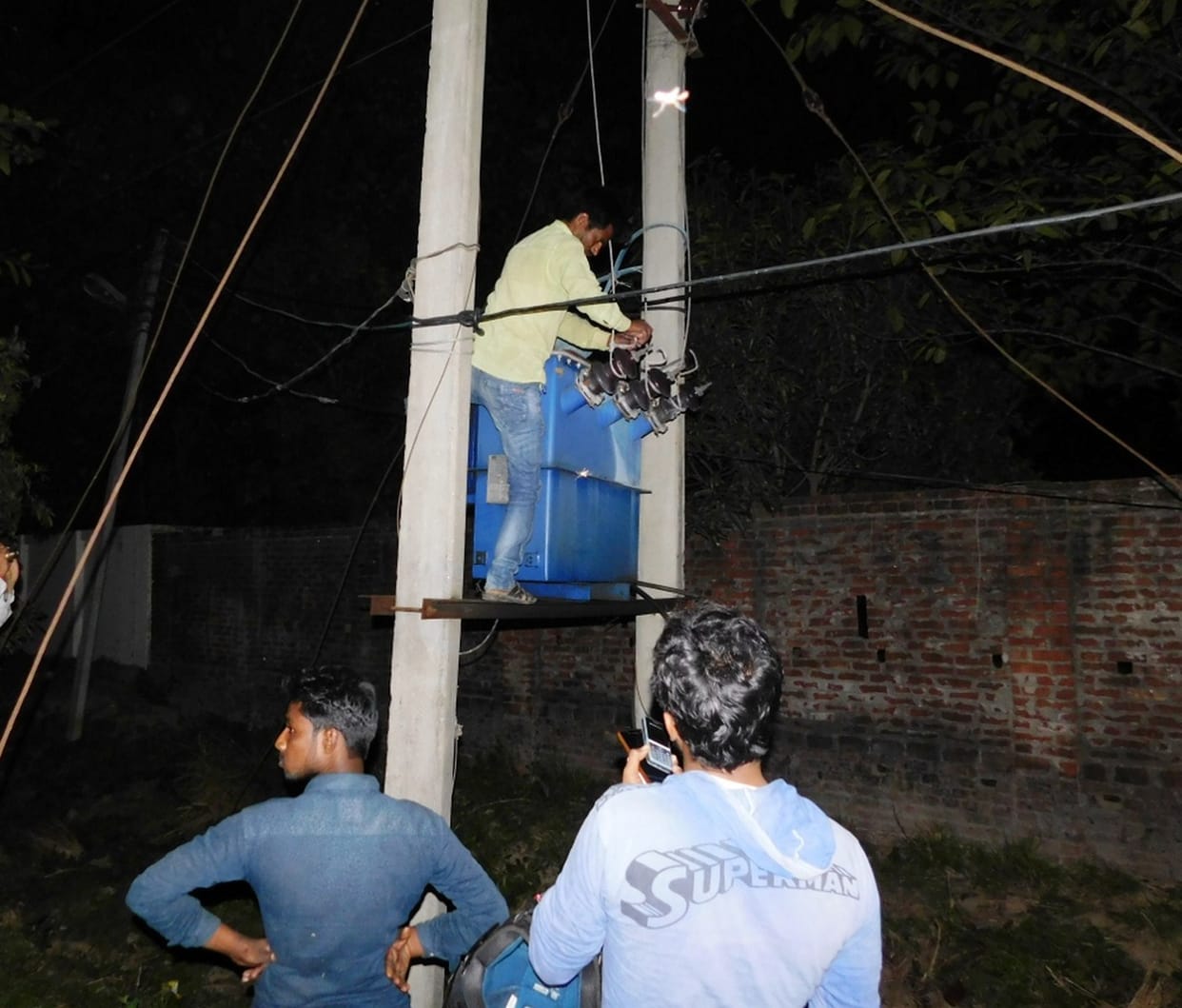 संविदा कर्मचारियों ने काट दी डीएम के आवास की बिजली