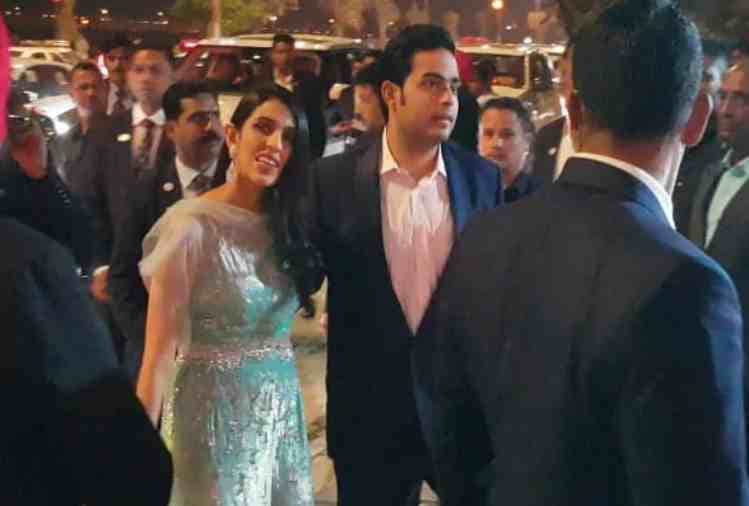 shah rukh khan and gauri khan dance at akash shloka pre wedding celebration