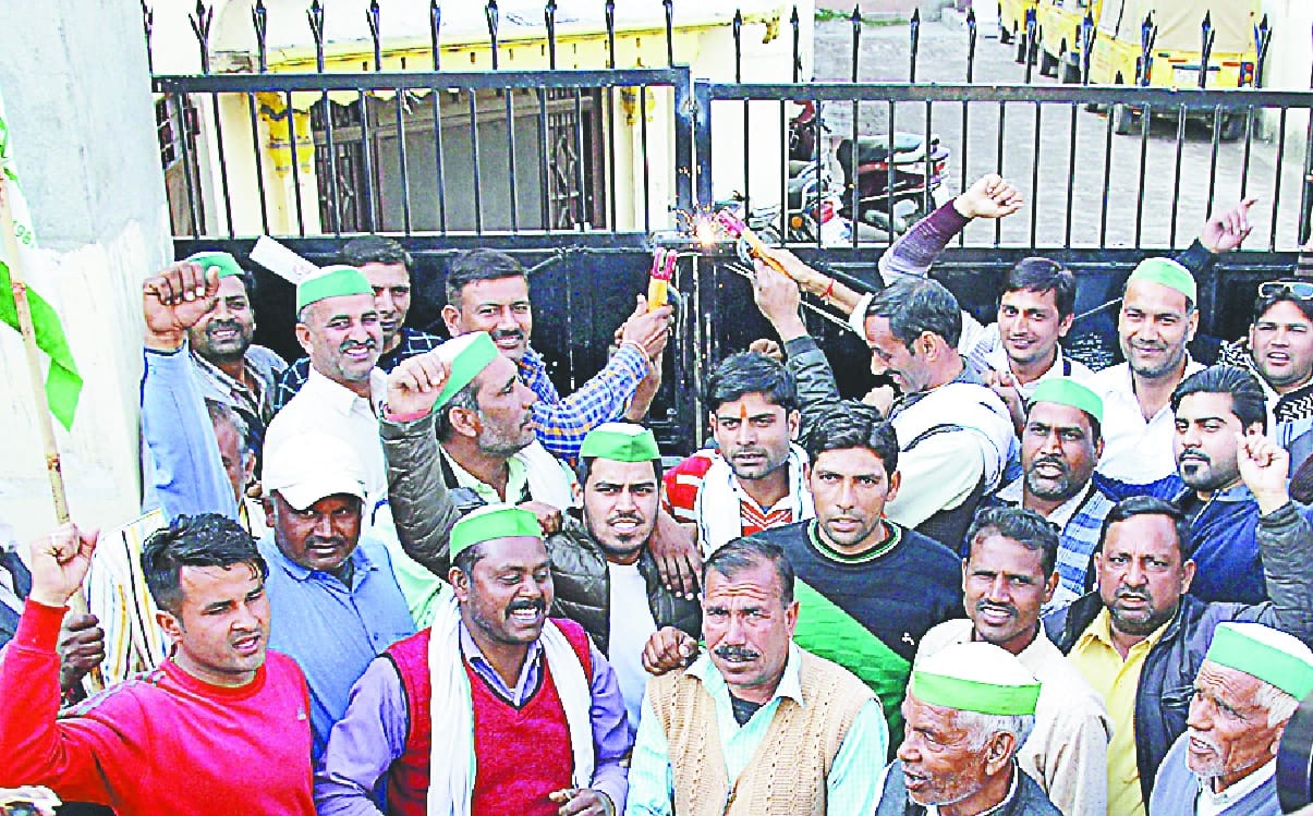 Farmers started movement for payment of outstanding sugarcane price