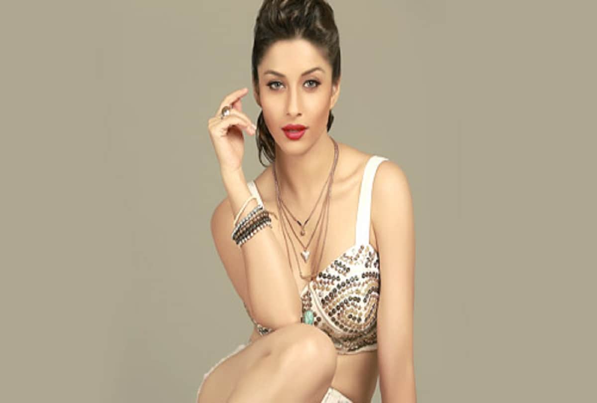 tv actress nyra banerjee said she sees ghost and souls