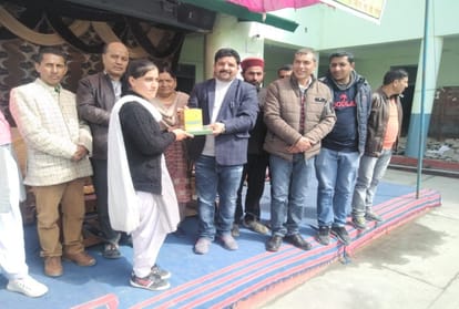 Solar lamps are distributing to children a day before exam in himachal