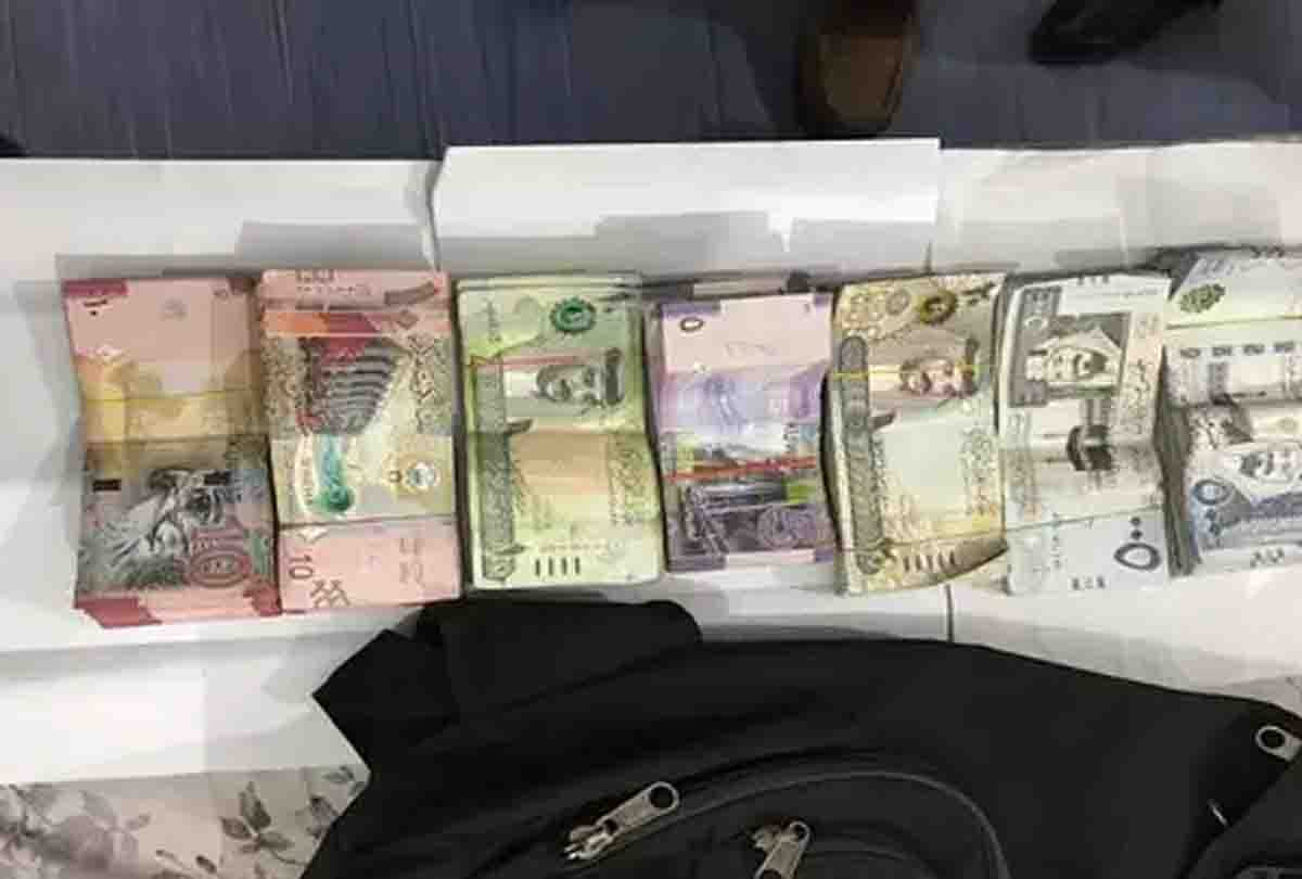up stf caught foreign currency from airport