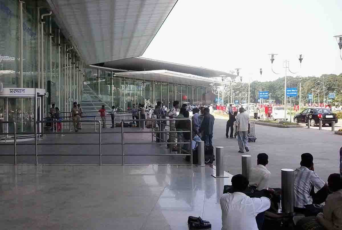 up stf caught foreign currency from airport