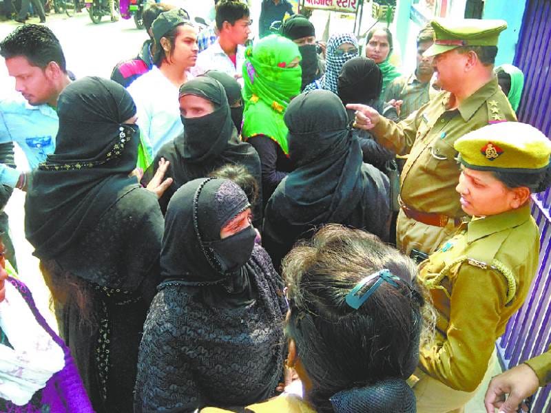 fraud promise people for giving home appliances ran away with 2 crores