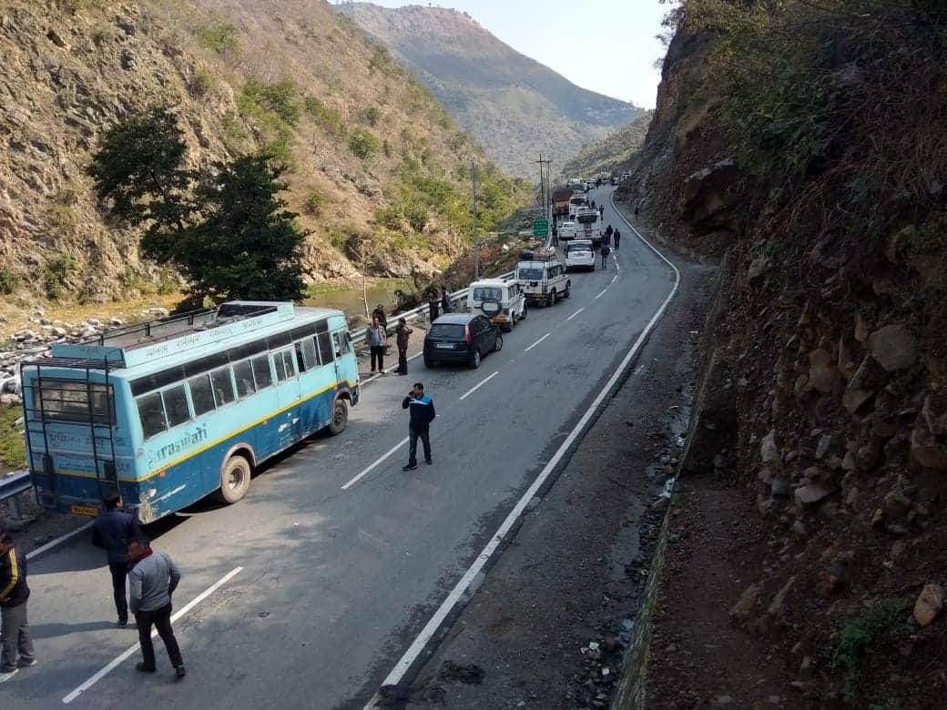 हाईवे पर सात घंटे तक फंसे रहे 1200