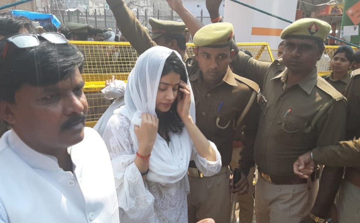 Jhanvi kapoor worship in kashi vishwanath varanasi