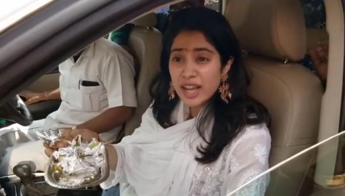 Jhanvi kapoor worship in kashi vishwanath varanasi