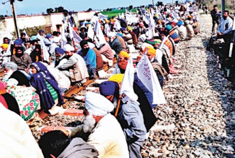 Farmers Protest ongoing in Punjab, Many trains disturbed