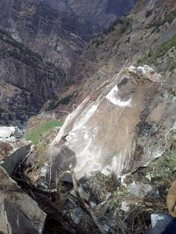 गुलाबकोटी गांव में खतरे की जद में 20 परिवार