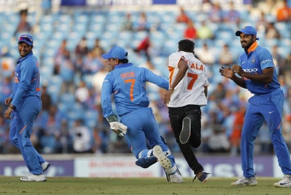india vs australia: fan chased ms dhoni to hug in nagpur ground, mahi started running