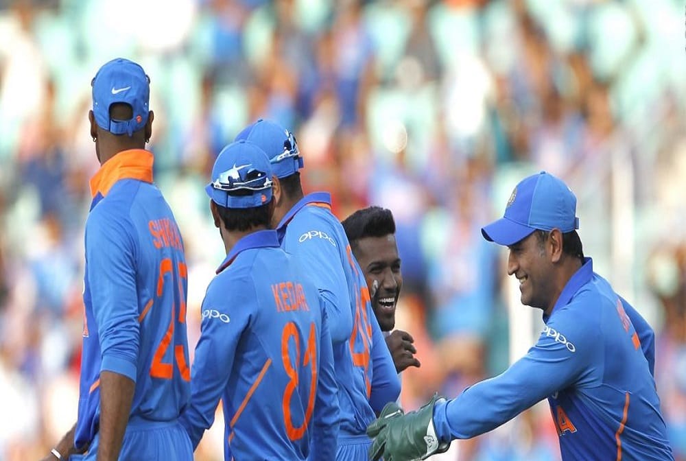 india vs australia: fan chased ms dhoni to hug in nagpur ground, mahi started running