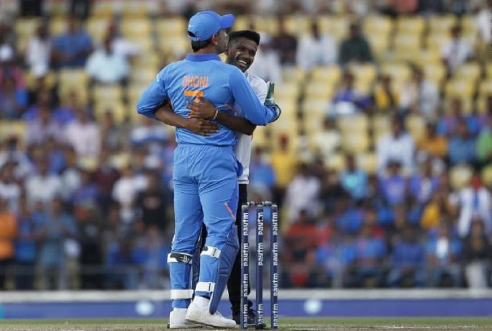 india vs australia: fan chased ms dhoni to hug in nagpur ground, mahi started running